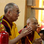 Далай-лама и Кармапа провели молебны о жертвах землетрясения в Кьегудо