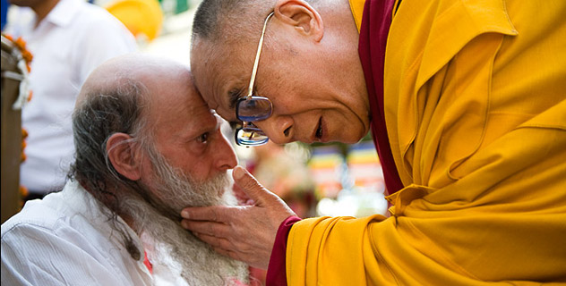 Далай-лама и Кармапа провели молебны о жертвах землетрясения в Кьегудо
