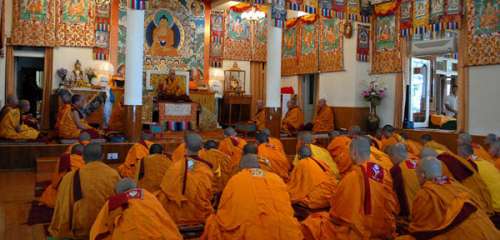 Его Святейшество Далай-лама даровал монашеские обеты