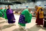 Далай-лама приветствует японских буддийских монахов после исполнения ими Сутры Сердца, предварявшего публичную беседу в Йокогаме