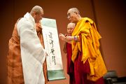 Его Святейшество получает особый свиток от старейшего корейского монаха. 27 июня 2010
