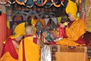 102-й Ганден Трипа (глава школы Гелуг) Джамгон Гьялва Ризонг Ринпоче совершает подношение мандалы Его Святейшеству Далай-ламе в монастыре Самтенлинг в деревне Сумур. 21 июля 2010.