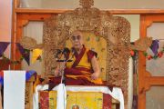 Его Святейшество Далай-лама обращается к тысячам буддистов из различных уголков долины Нубра и других стран, выступая с публичной лекцией в монастыре Самтенлинг в деревне Сумур, Ладак. 21 июля 2010.