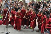 Маленькие монахи демонстрируют искуство ведения диспута перед Его Святейшеством Далай-ламой