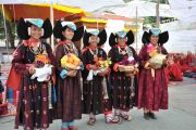 Жительницы Ладака в традиционных костюмах ожидают прибытия Его Святейшества Далай-ламы в монастырь Самтенлинг. 20 июля 2010.