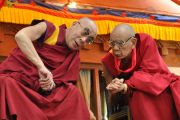 Его Святейшество Далай-лама беседует с Ганден Трипой (главой школы Гелуг) во время философских диспутов в школе монастыря Самтенлинг в деревне Сумур, Ладак. 21 июля 2010.