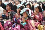Верующие слушают Его Святейшество Далай-ламу в монастыре Самтенлинг в деревне Сумур, Ладак. 21 июля 2010.