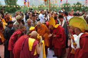 Его Святейшество Далай-лама в сопровождении Ганден Трипы приветствует администрацию монастыря Самтенлинг.