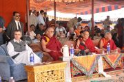 Главный министр штата Джаму и Кашмир Омар Абдулла, Его Святейшества Далай-лама, Ганден трипа (глава школы Гелуг) и Тиксе Ринпоче на церемонии освящения Будды Майтреи. 25 июля 2010.