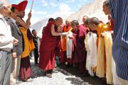 Чогон Ринпоче и настоятель монастыря Ярма Гонбо в долине Нубра (Ладак) приветствует Его Святейшество Далай-ламу. 23 июля 2010