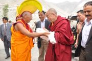 Досточтимый Тиксе Ринпоче встерчает Его Святейшество Далай-ламу по прибытии в монастырь Дискет.