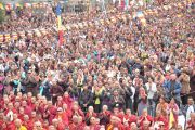 Свыше 7 тысяч буддистов слушают учения Дала-ламы по Алмазной сутре в монастыре Ярма Гонбо.
