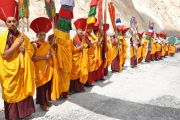 Монахи встречают Его Святейшество Далай-ламу в монастыре Ярма Гонбо в долине Нубра (Ладак).