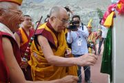 Его Святейшество Далай-лама открывает именную табличку на постаменте статуи Будды Майтреи в монастыре Дискет. 25 июля 2010.