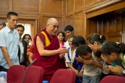 Его Святейшество с тибетскими студентами Делийского университета. 10 августа 2010
