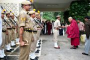 Его Святейшество приветствует местную полицию в Манди, 17 августа 2010.