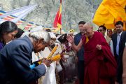 Далай-лама приветствует верующих по прибытии в Джиспу, Химачал Прадеш, 18 августа 2010