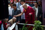 Далай-лама приветствует пожилых тибетцев, пришедших на его учения в Манали 22 августа 2010
