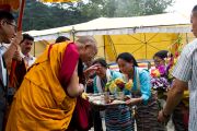 Традиционное приветствие Далай-ламы по прибытии в Манали 22 августа 2010.