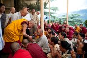 Его Святейшество Далай-лама приветствует собравшихся перед началом учений по "Алмазной сутре" 28 августа 2010.