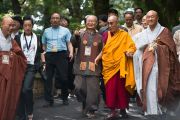 Его Святейшество Далай-лама по дороге из своей резиденции к месту проведения учений 28 августа 2010. Далай-ламу сопровождают организаторы учений из Кореи, попросившие даровать наставления по "Алмазной сутре".