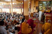 Внутри главного храма Дхарамсалы. Учения по "Алмазной сутре", даруемые по просьбе корейских буддистов. 28 августа 2010.