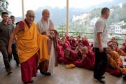 Далай-лама возвращается в храм перед началом второй сессии учений по "Алмазной сутре" 28 августа 2010.