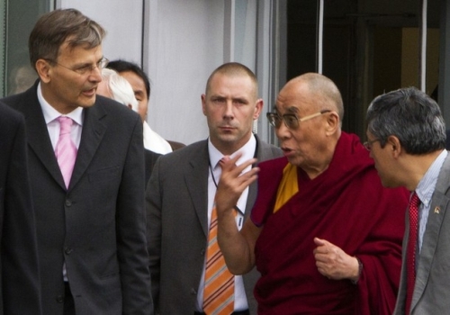 В аэропорту Его Святейшество Далай-ламу встречал мэр Будапешта Габор Демски