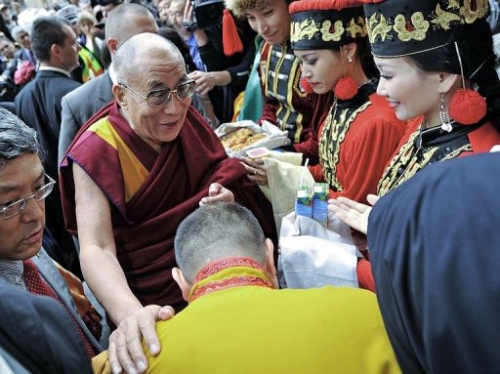 Верховный лама Калмыкии и паломники из России приветствуют Его Святейшество Далай-ламу у гостиницы
