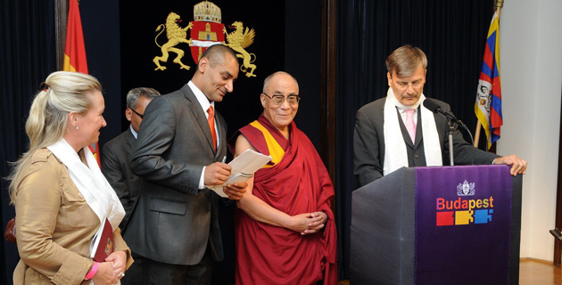 Мэр Будапешта Габор Демски выступает на церемонии вручения Далай-ламе звания почетного гражданина города