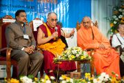Его Святейшество Далай-лама отвечает на вопросы аудитории на 33-м Всемирном Конгрессе Международной Ассоциации за свободу вероисповедания в  Catholic Renewal Center в Кочи, штат Керала, 4 сентября 2010
