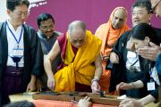 Его Святейшество Далай-лама поворачивает колесо прялки, которой пользовался Ганди, объявивший в Индии движение за самодостаточность и независимость от британских завоевателей. Кочи, штат Керала, 4 сентября 2010