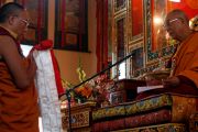 Дорзонг Ринпоче совершает традиционные подношения Его Святейшеству Далай-ламе в монастыре Дорзонг Тубтен Донгак Рабгьял Чолинг во время проведения церемонии освящения 12 сентября 2010. Фото: Абхишек Мадхукар