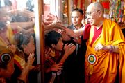 Его Святейшество Далай-лама приветствует молодых монахов и школьников  в монастыре Дорзонг Тубтен Донгак Рабгьял Чолинг 12 сентября 2010. Фото: Абхишек Мадхукар