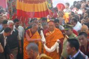 Далай-лама прибывает в монастырь Дорзонг Тубтен Донгак Рабгьял Чолинг для проведения церемонии освящения 12 сентября 2010. Фото: Абхишек Мадхукар