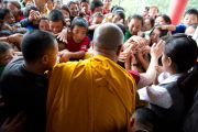 Школьники тянутся за благословением Далай-ламы в монастыре Дорзонг Тубтен Донгак Рабгьял Чолинг 12 сентября 2010. Фото: Магюэль Бауэр