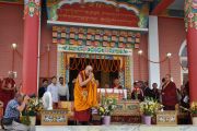 Его Святейшество Далай-лама кланяется по завершении церемонии открытия монастыря Дорзонг Тубтен Донгак Рабгьял Чолинг для проведения церемонии освящения 12 сентября 2010. Фото: DIIR