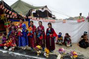 Ладакцы готовятся встречать Его Святейшество Далай-ламу в в Ламдонской школе в Лехе, Ладак. 13 сентября 2010