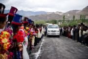 Его Святейшество Далай-лама прибывает в Ламдонскую школу в Лехе, Ладак, для проведения молебна в память о жертвах наводнения. 13 сентября 2010