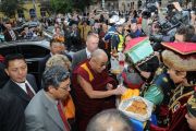 Паломники из Калмыкии встречают Далай-ламу ритуальными подношениями, Будапешт, Венгрия, 17 сентября 2010 г.