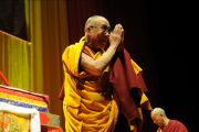 Его Святейшество Далай-лама приветствует людей, собравшихся на Спортивной арене, Будапешт, Венгрия, 18 сентября 2010 г.