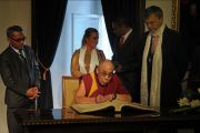 Его Святейшество Далай-лама подписывает "Золотую книгу" Будапешта, Венгрия, 18 сентября 2010 г.