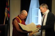 Мэр Габор Демски вручает Его Святейшеству Далай-ламе диплом почетного гражданина города, Будапешт, Венгрия, 18 сентября 2010 г.