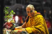 Его Святейшество Далай-лама во время подготовки к обряду посвящения Ченрези, Будапешт, Венгрия, 19 сентября 2010 г.