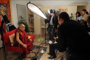 Его Святейшество Далай-лама во время интервью для венгерского телевидения, Будапешт, Венгрия, 19 сентября 2010 г.