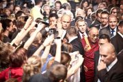 Его Святейшество Далай-лама на входе в Hala Stulecia, где он выступил с публичной лекцией, Вроцлав, Польша, 22 сентября 2010 г.