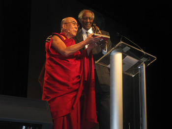 Далай-ламе вручили международную премию «Проводник свободы»