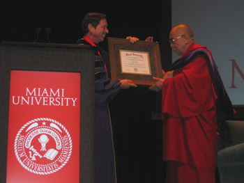 Университет Майами присвоил Далай-ламе почетную докторскую степень и награду за лидерство