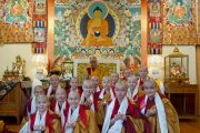 Групповое фото только что получивших обеты монахинь с Его Святейшеством Далай-ламой, Дхарамсала, Индия, 1 октября 2010 г.