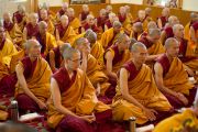 Монахи и монахини из Тайваня, Тибета и Кореи на церемонии принятия обетов, Дхарамсала, Индия, 1 октября 2010 г.